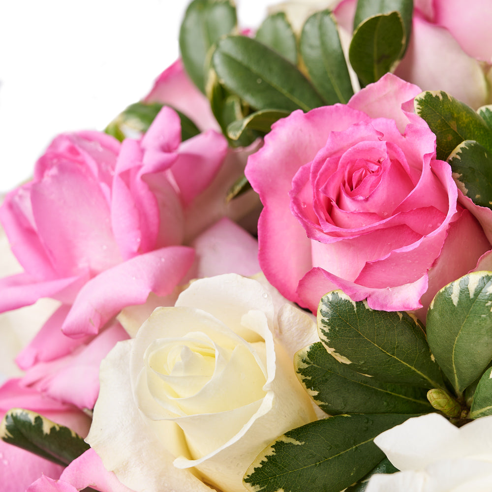 Round Pink Box with Floral Roses – how the gift is presented