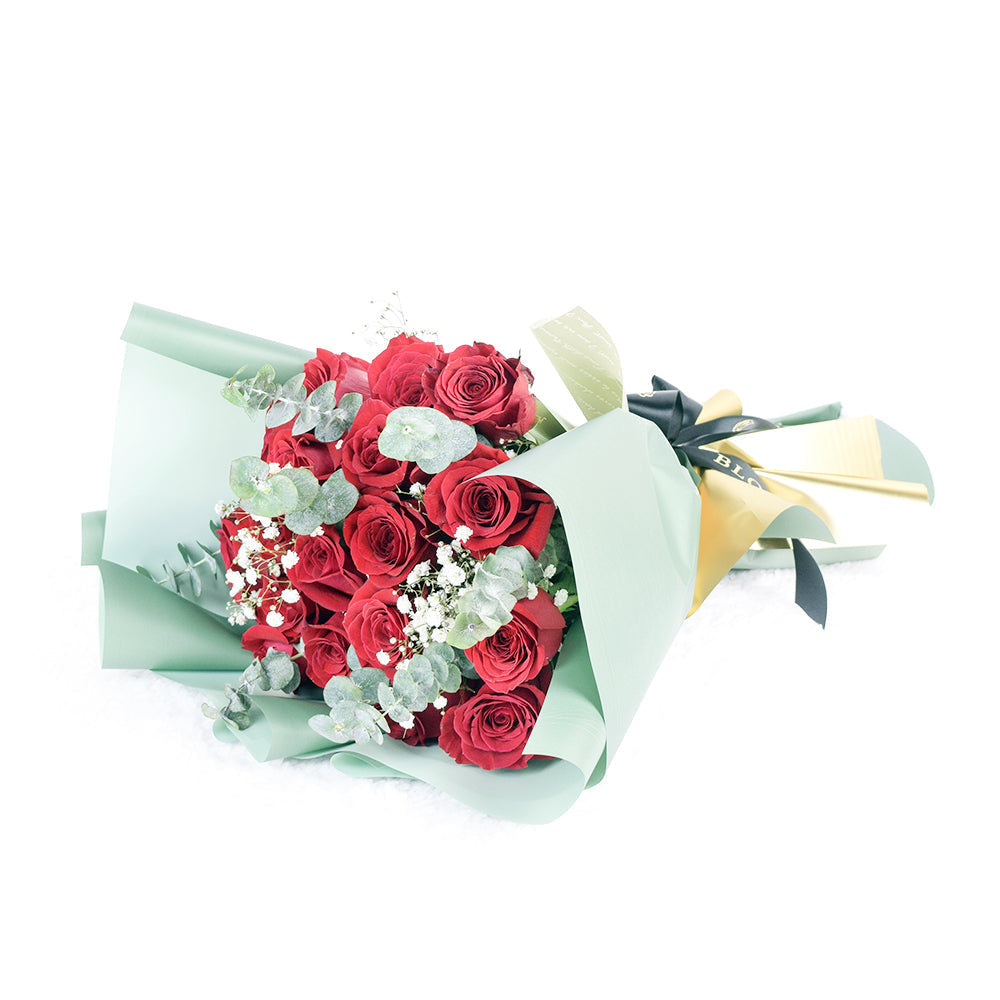 24 Red Roses Bouquet with 6 Beer Bottles and Chocolate Apples – how the gift is presented
