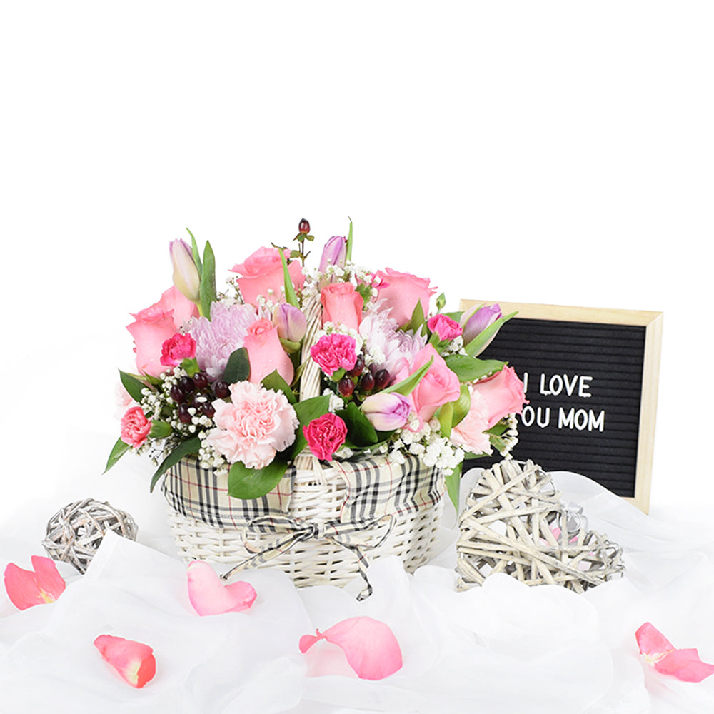 Mixed Roses and Tulips Basket – how the gift is presented