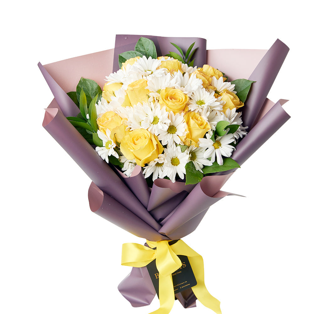 Ribbon-Tied Roses and Daisies Bouquet – how the gift is presented
