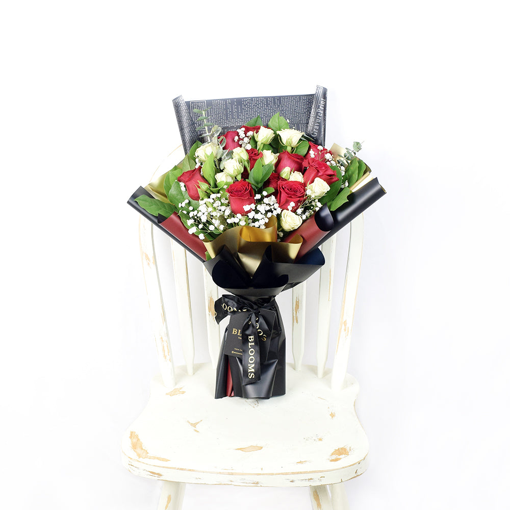 Red White Roses in Wrap – how the gift is presented