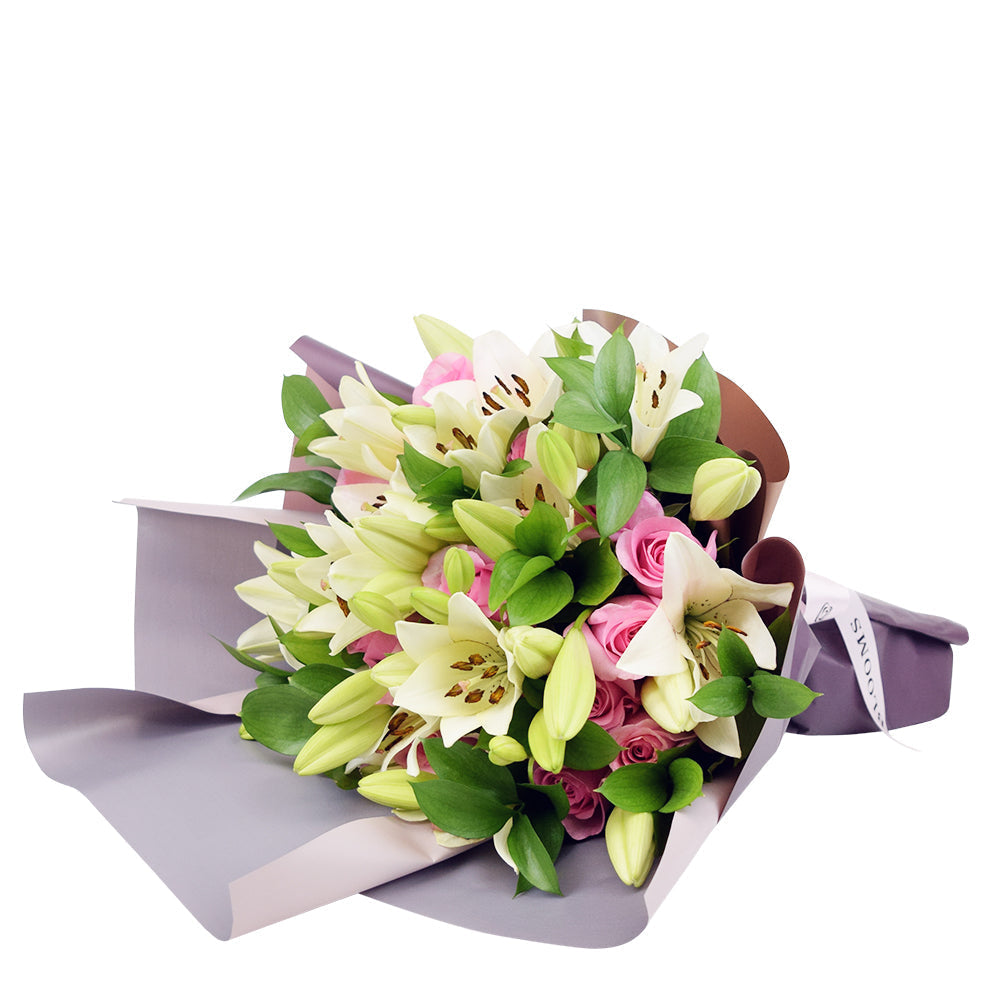 Pink Roses and Lilies Bouquet, USA – how the gift is presented