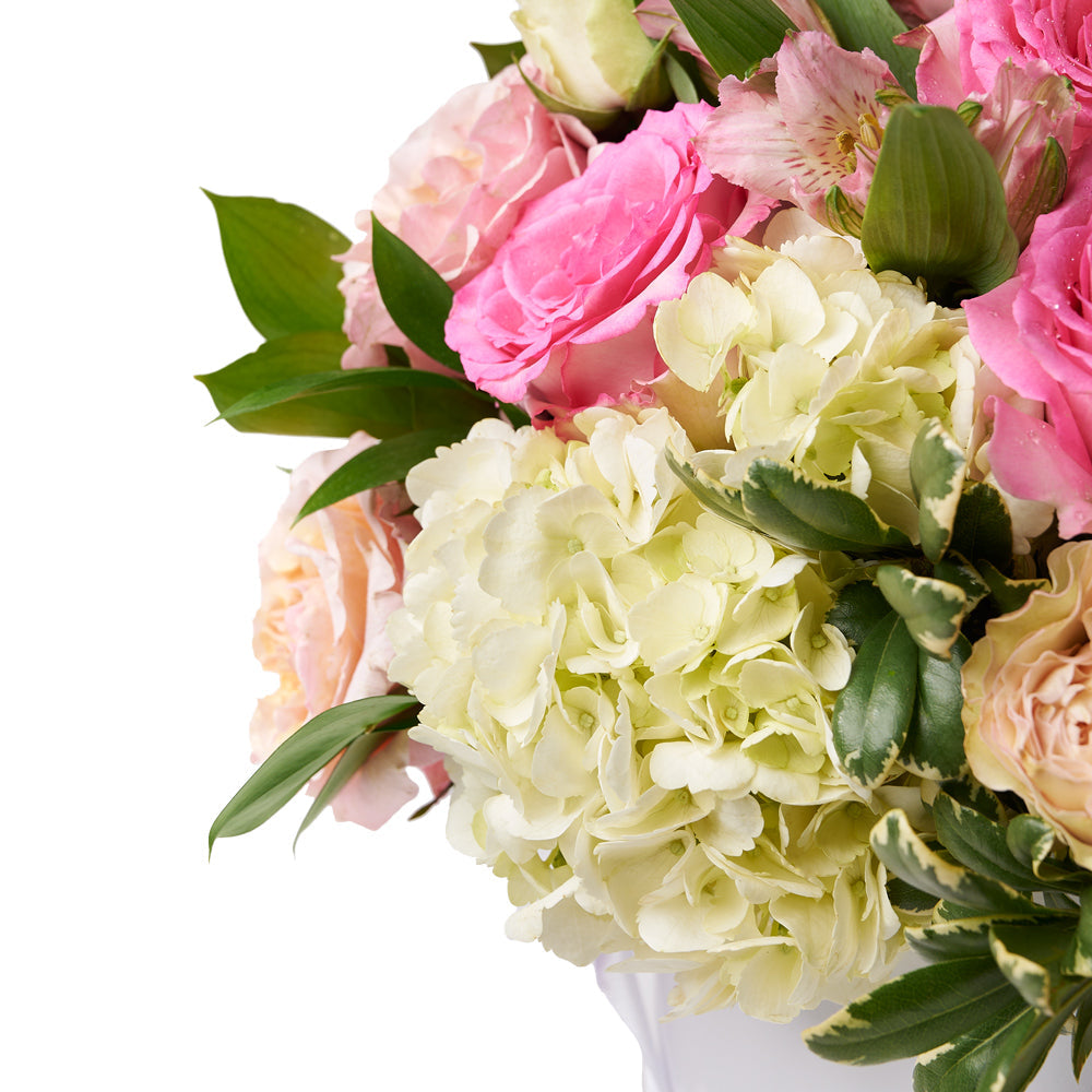 Pink and White Flower Hat Box – how the gift is presented