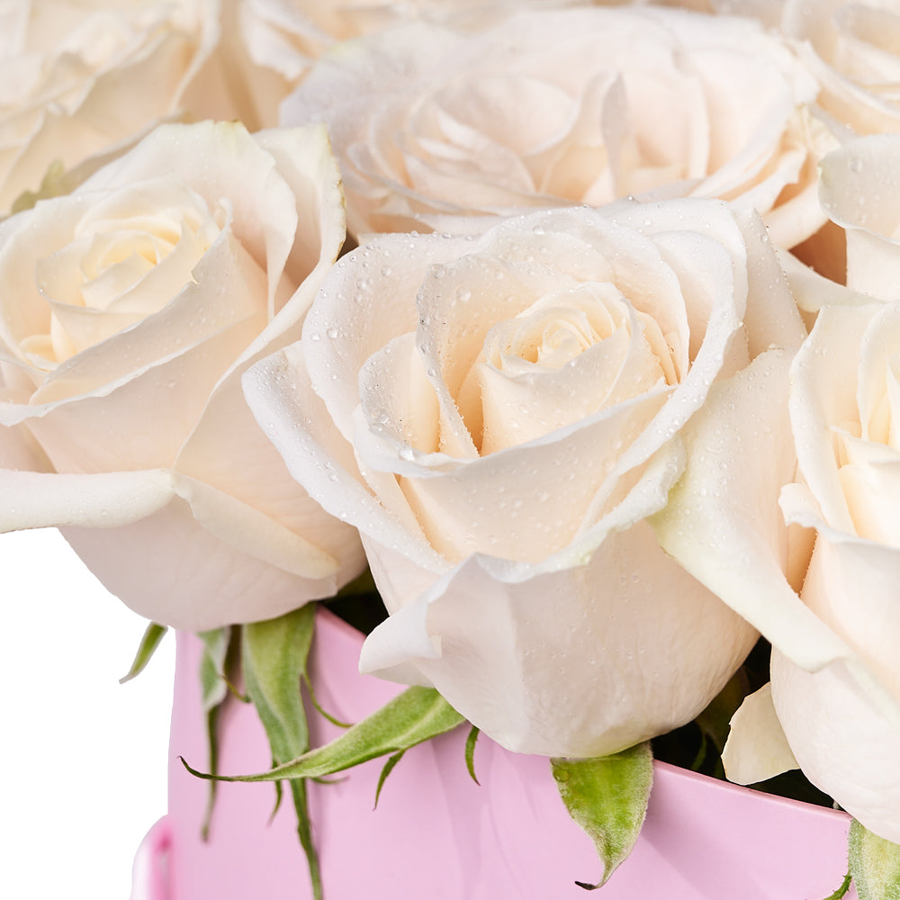 Floral White Roses Hat Box – how the gift is presented