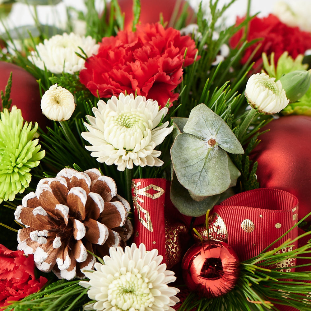 Red, Green & White Carnations and Daisies Holiday Arrangement – how the gift is presented