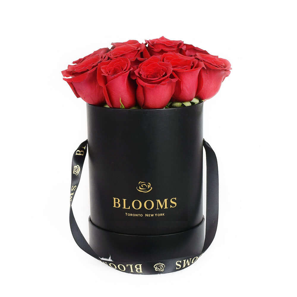 Black Gift Box with 12 Red Roses for Valentine's Day – how the gift is presented