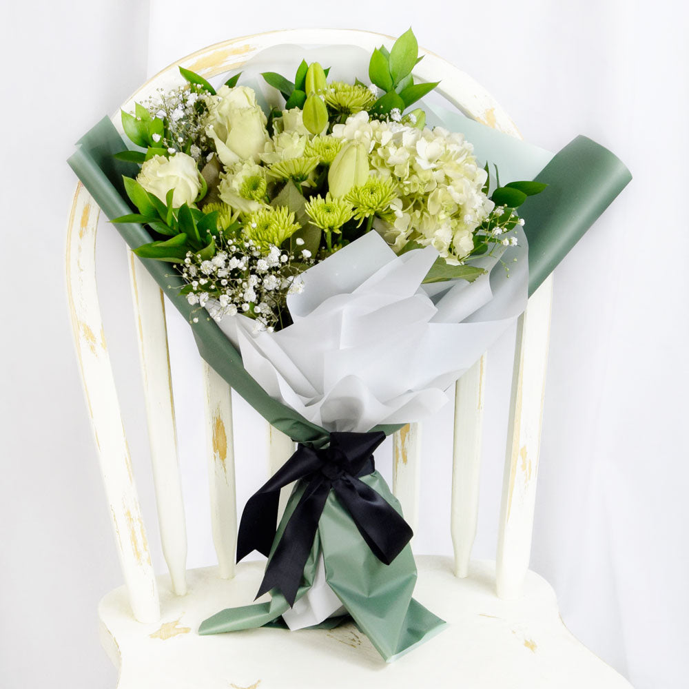 Floral Bouquet with Roses Lilies Daisies – how the gift is presented