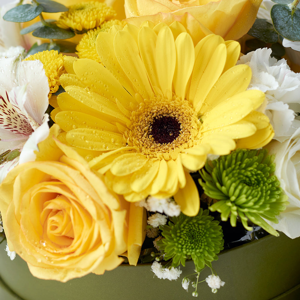 Flower Arrangement in Green Hat Box with Sparkling Wine and Chocolates – how the gift is presented