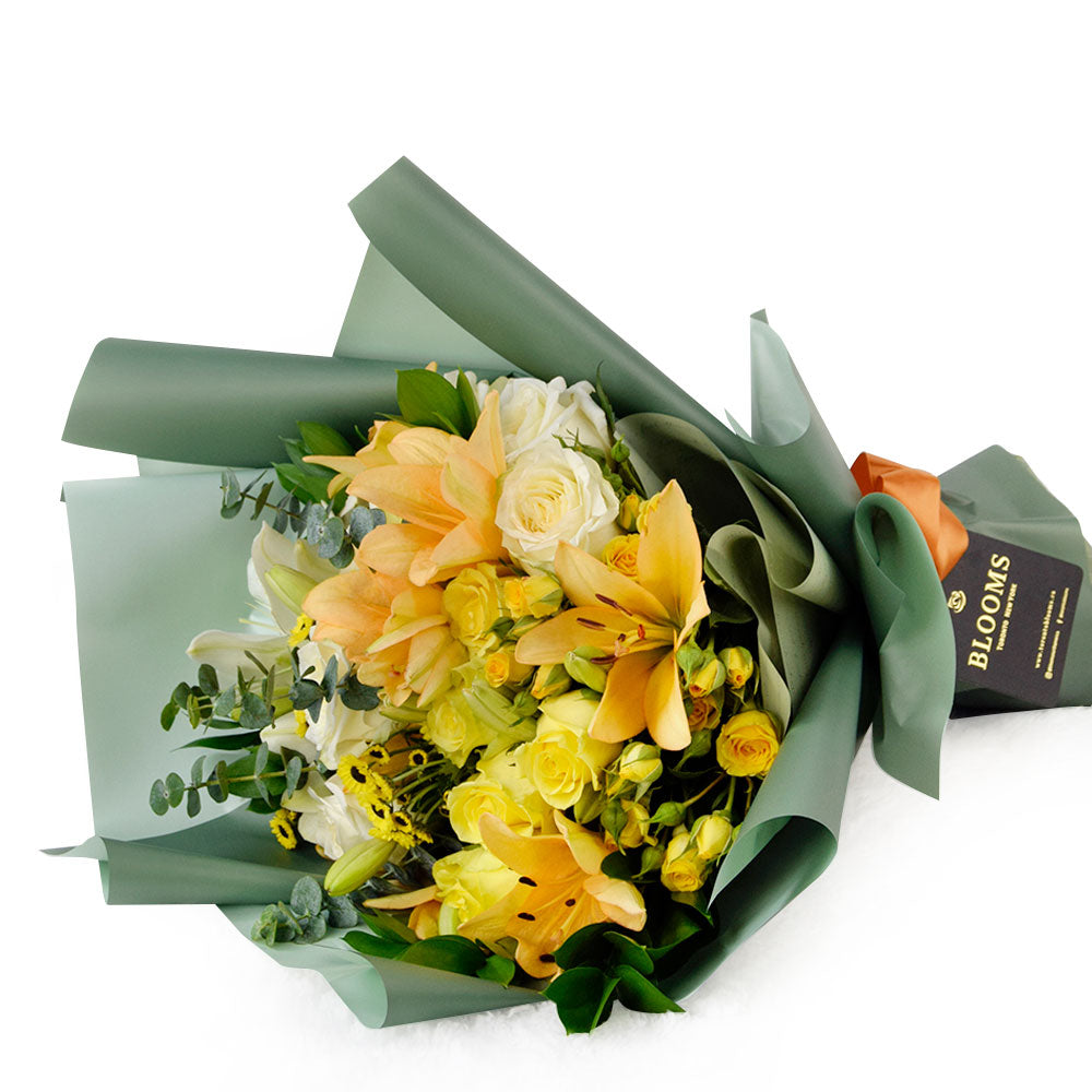 Vibrant Roses and Lilies Bouquet with Sparkling Wine Gift – how the gift is presented