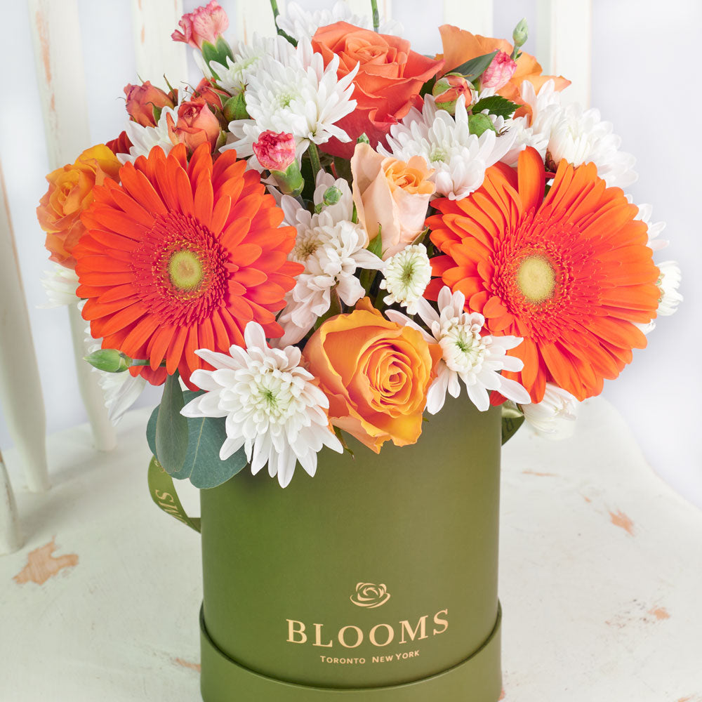 Mixed Floral Hat Box with Daisies – how the gift is presented