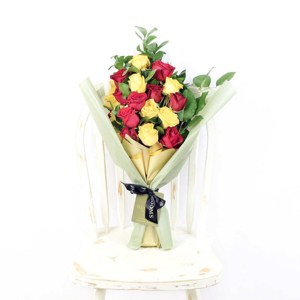 Red and Yellow Roses Bouquet – how the gift is presented