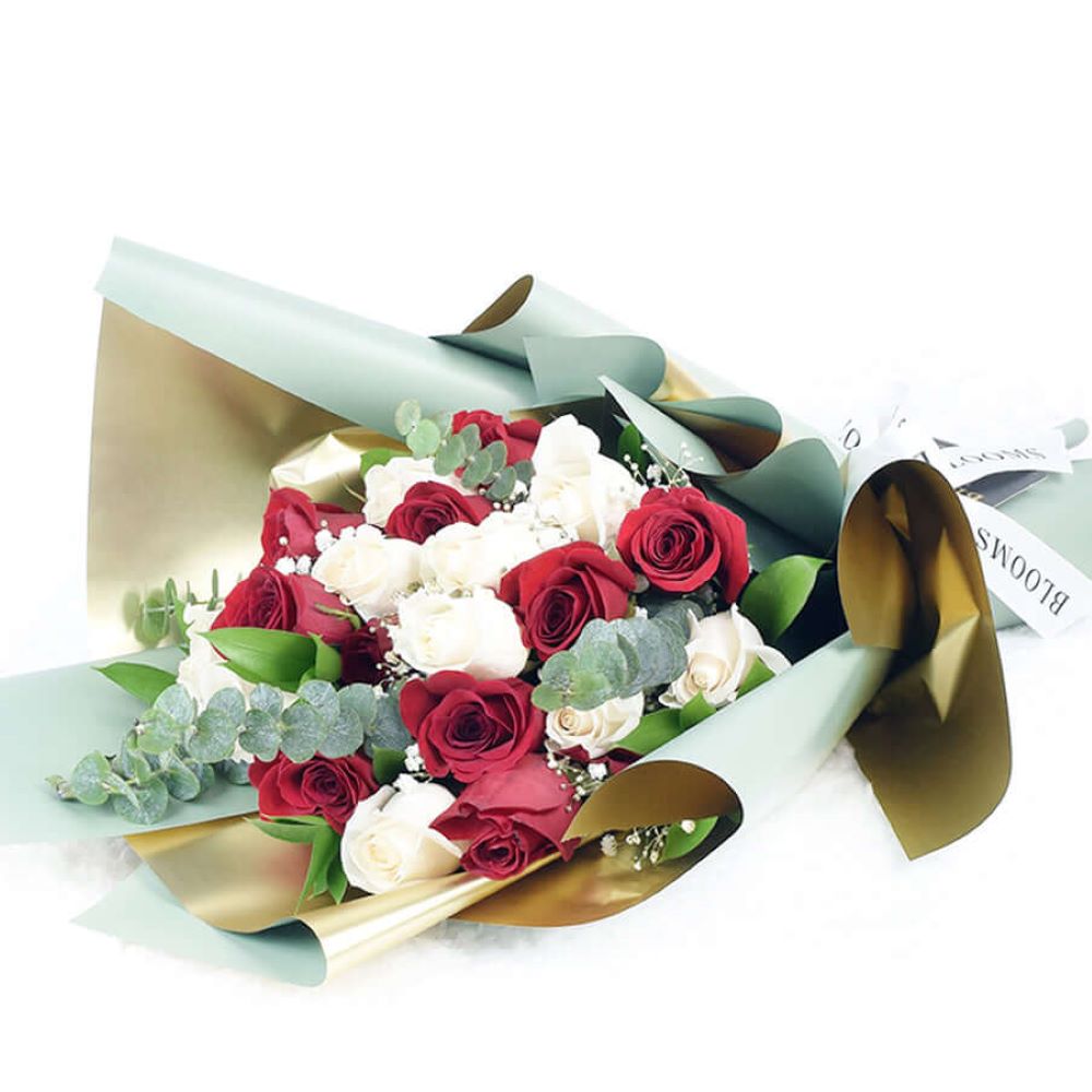 Let the one you love know how much they mean to you with the Romantic Musings Rose Bouquet from America Blooms - America Delivery.